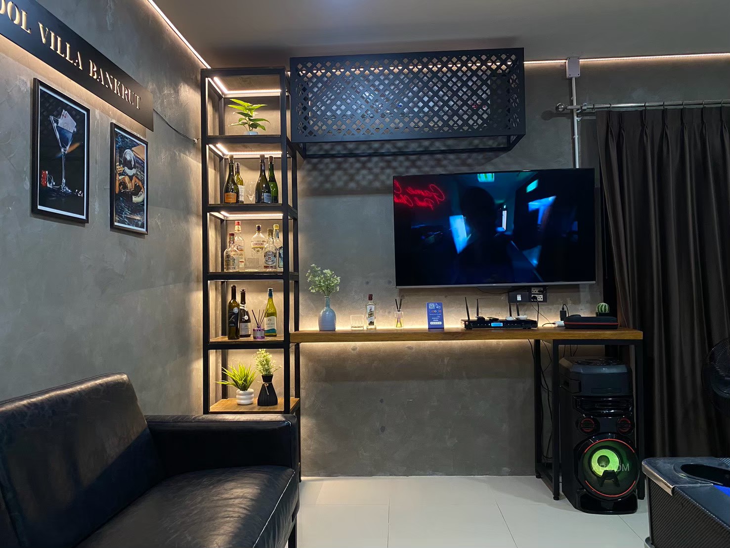 ห้องคาราโอเกะและมุมพักผ่อน BanKrut Pool Villa